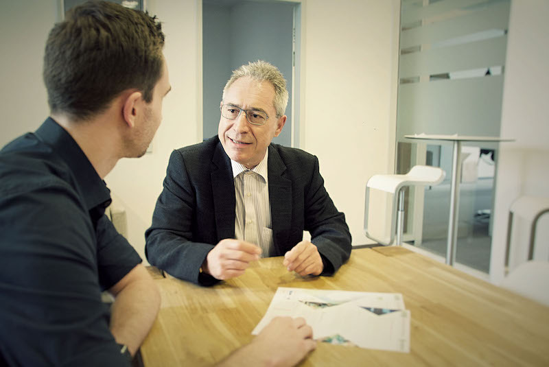 Neos IT Services, working environment, employee in conversation